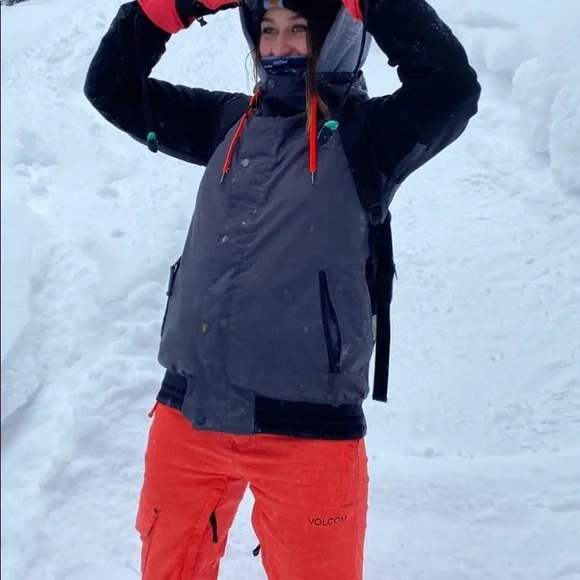 Volcom snowsuit - Picture 1 of 3